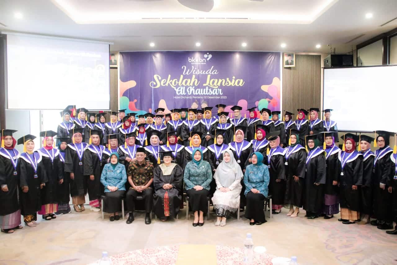 Foto bersama para wisudawan Sekolah Lansia Al-Kautsar Standar-1 Kabupaten Kubu Raya Tahun 2023, di Ballroom Hotel Orchard Perdana, Sabtu (02/12/2023). (Foto: Jauhari)