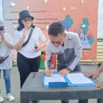 Wali Kota Pontianak, Edi Rusdi Kamtono menandatangani berita acara serah terima bantuan CSR kursi taman dan tempat sampah dari Bank Danamon. (Foto: Kominfo/Prokopim Pontianak)