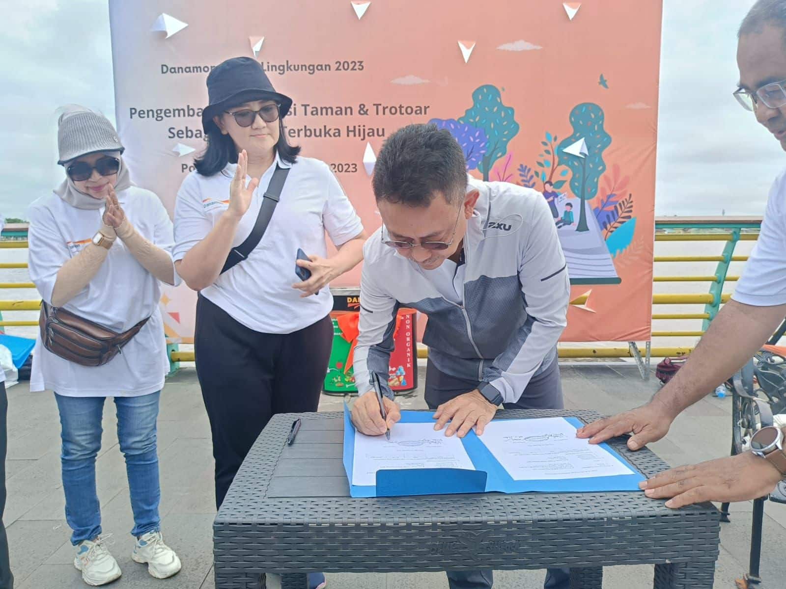 Wali Kota Pontianak, Edi Rusdi Kamtono menandatangani berita acara serah terima bantuan CSR kursi taman dan tempat sampah dari Bank Danamon. (Foto: Kominfo/Prokopim Pontianak)