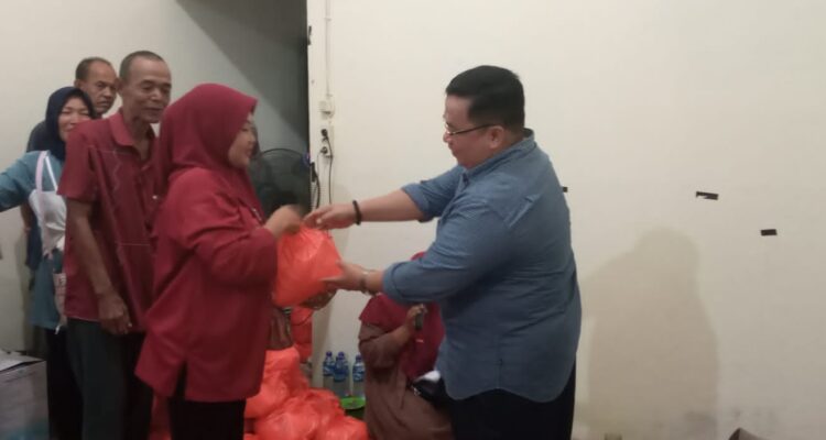 Anggota DPD RI, Sukiryanto menyerahkan bingkisan berupa sembako kepada masyarakat. (Foto: Adi LC)