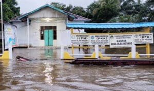 Kondisi banjir di Desa Ulak Medang, Kecamatan Muara Pawan, Kabupaten Ketapang (Foto: Adi LC)