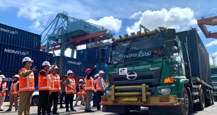 Pelepasan pendistribusian logistik pemilu 2024 berupa surat suara di Pelabuhan Dwikora, Pontianak. (Foto: Indri)