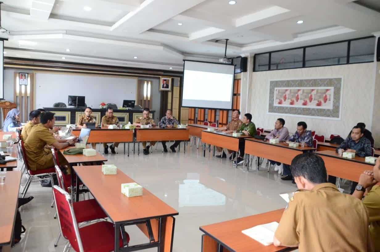 Rapat Evaluasi Rancangan Perda tentang Anggaran Pendapatan dan Belanja Daerah (APBD) Tahun Anggaran 2024, di Ruang Rapat Badan Keuangan dan Aset Daerah (BKAD) Provinsi Kalimantan Barat, Selasa, (05/12/2024). (Foto: Prokopim)