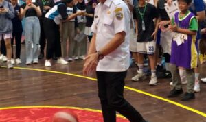 Wali Kota Pontianak, Edi Rusdi Kamtono saat mencoba memasukan bola ke ring. (Foto: Indri)