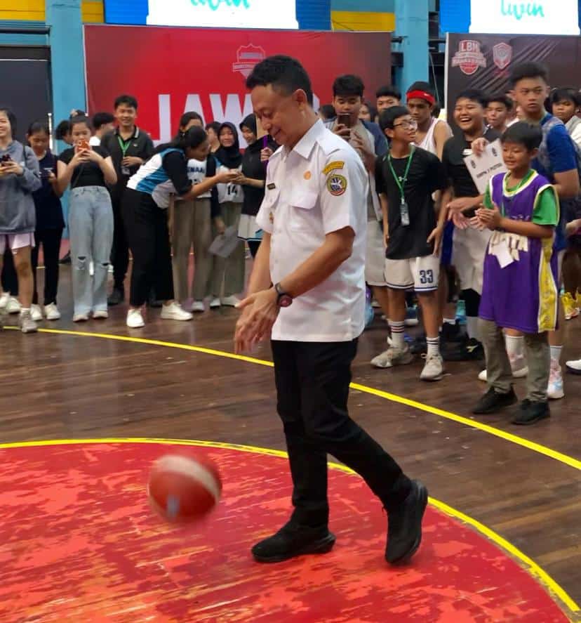 Wali Kota Pontianak, Edi Rusdi Kamtono saat mencoba memasukan bola ke ring. (Foto: Indri)