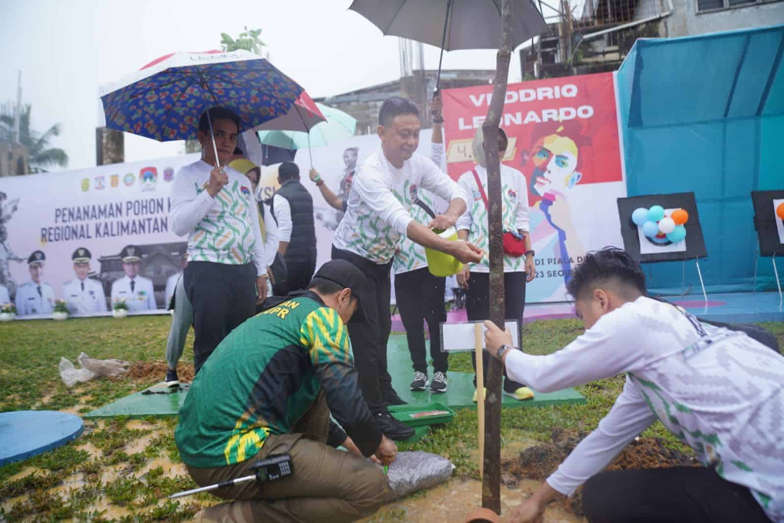 Wali Kota Pontianak, Edi Rusdi Kamtono bersama wali kota dan pejabat yang mewakili pemerintah kota se-Kalimantan menanam pohon bersama. (Foto: Prokopim Pontianak)
