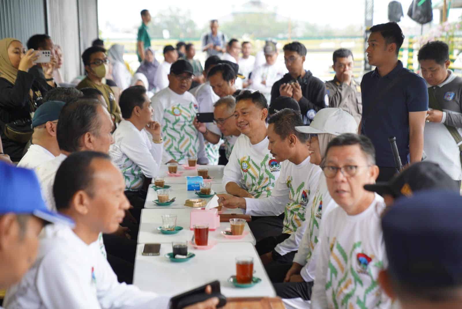 Para wali kota dan pejabat yang mewakili pemerintah kota se-Kalimantan ngopi bareng. (Foto: Prokopim Pontianak)