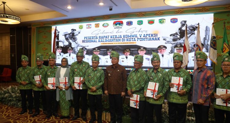 Wali Kota Pontianak, Edi Rusdi Kamtono menyerahkan buku Rencana Aksi Perubahan Iklim kepada wali kota dan pejabat yang hadir pada Raker Komwil V Apeksi Regional Kalimantan. (Foto: Kominfo/Prokopim Pontianak)