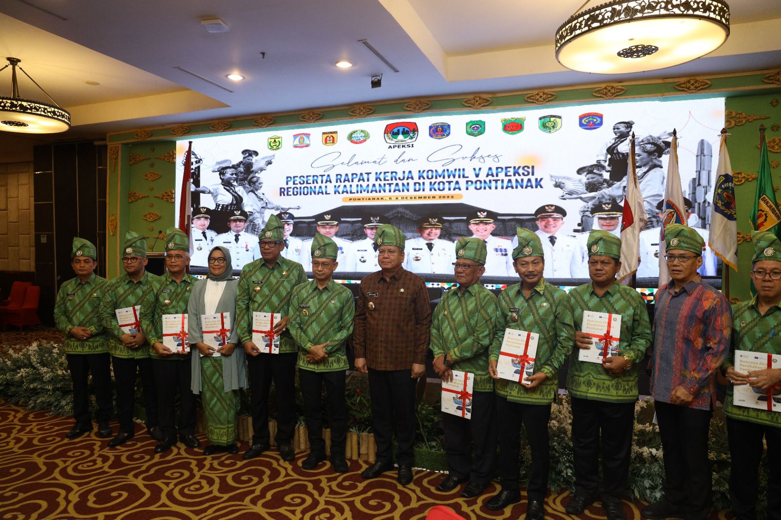 Wali Kota Pontianak, Edi Rusdi Kamtono menyerahkan buku Rencana Aksi Perubahan Iklim kepada wali kota dan pejabat yang hadir pada Raker Komwil V Apeksi Regional Kalimantan. (Foto: Kominfo/Prokopim Pontianak)