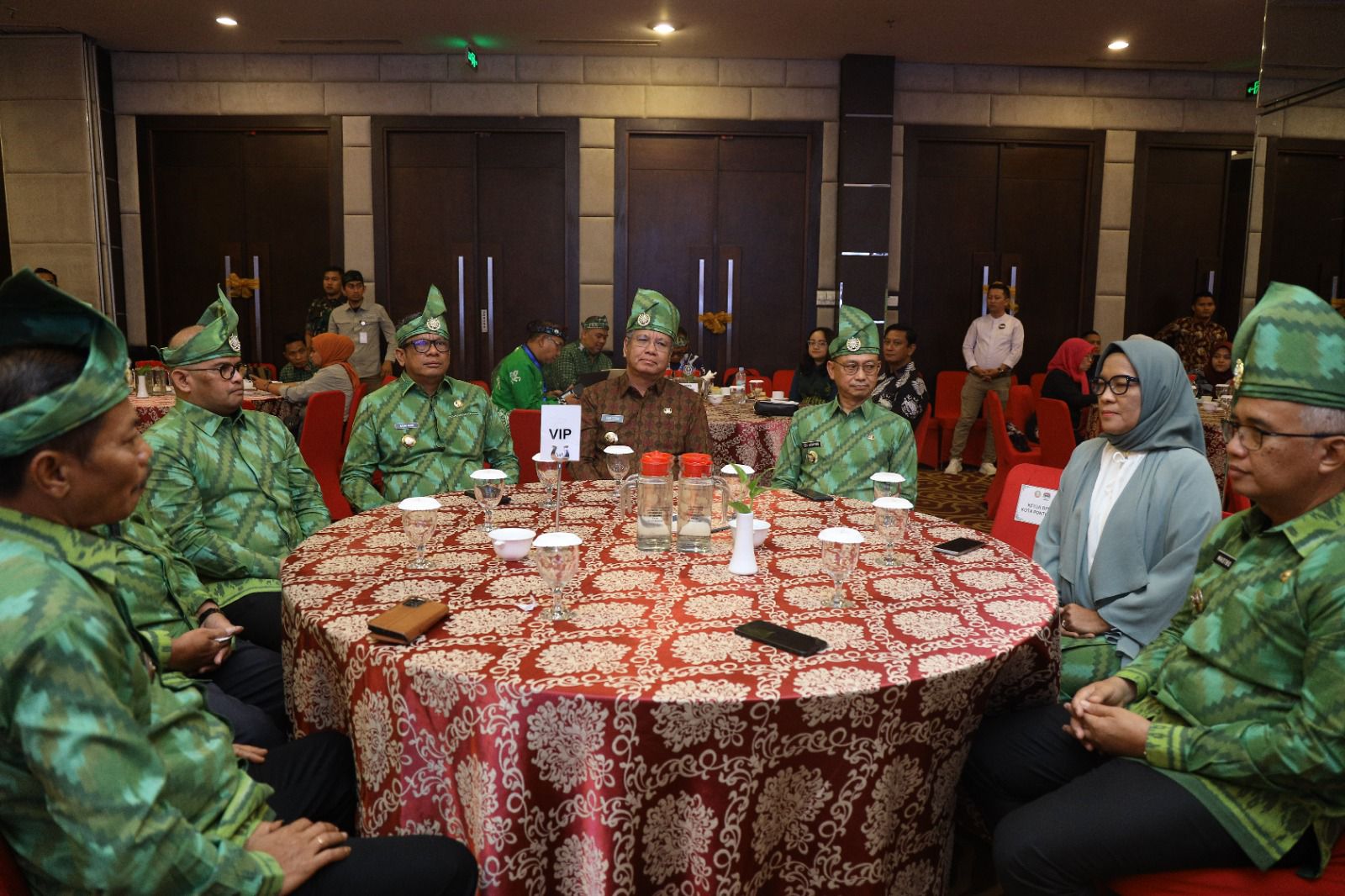 Para kepala daerah dan pejabat yang mewakili pemerintah kota se-Kalimantan hadir pada Raker Komwil V Apeksi Regional Kalimantan. (Foto: Kominfo/Prokopim Pontianak)