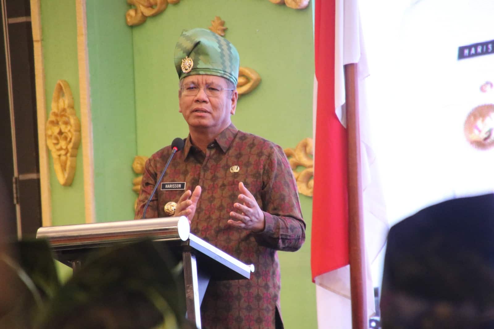 Pj Gubernur Kalbar, Harisson memberikan sambutan sekaligus membuka Raker Komwil V Apeksi Regional Kalimantan Tahun 2023, di Hotel Mercure, Kamis (07/12/2023). (Foto: Jauhari)