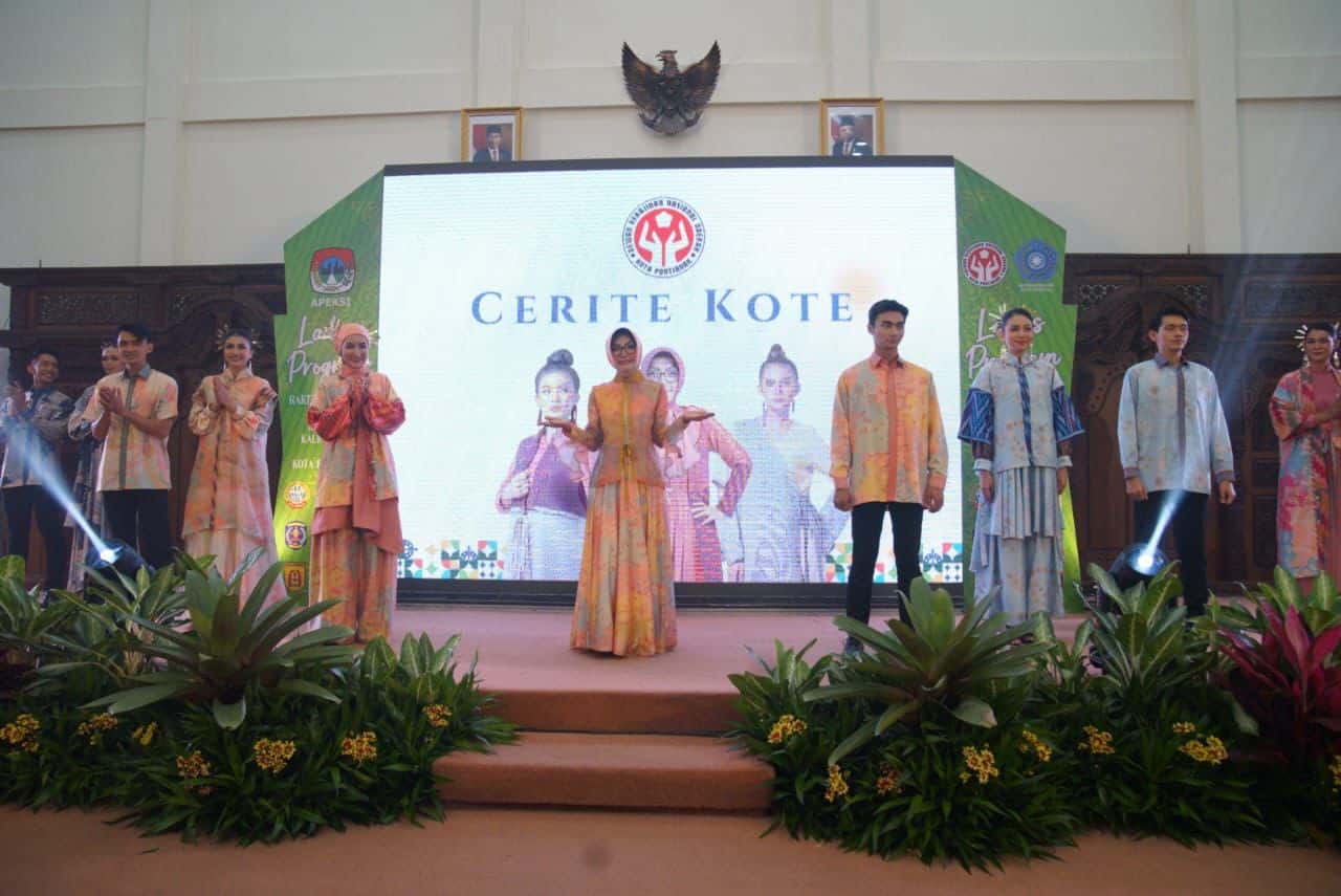 Kota Pontianak tampilkan fashion show dalam Ladies Program Apeksi se-Kalimantan. (Prokopim Pontianak)