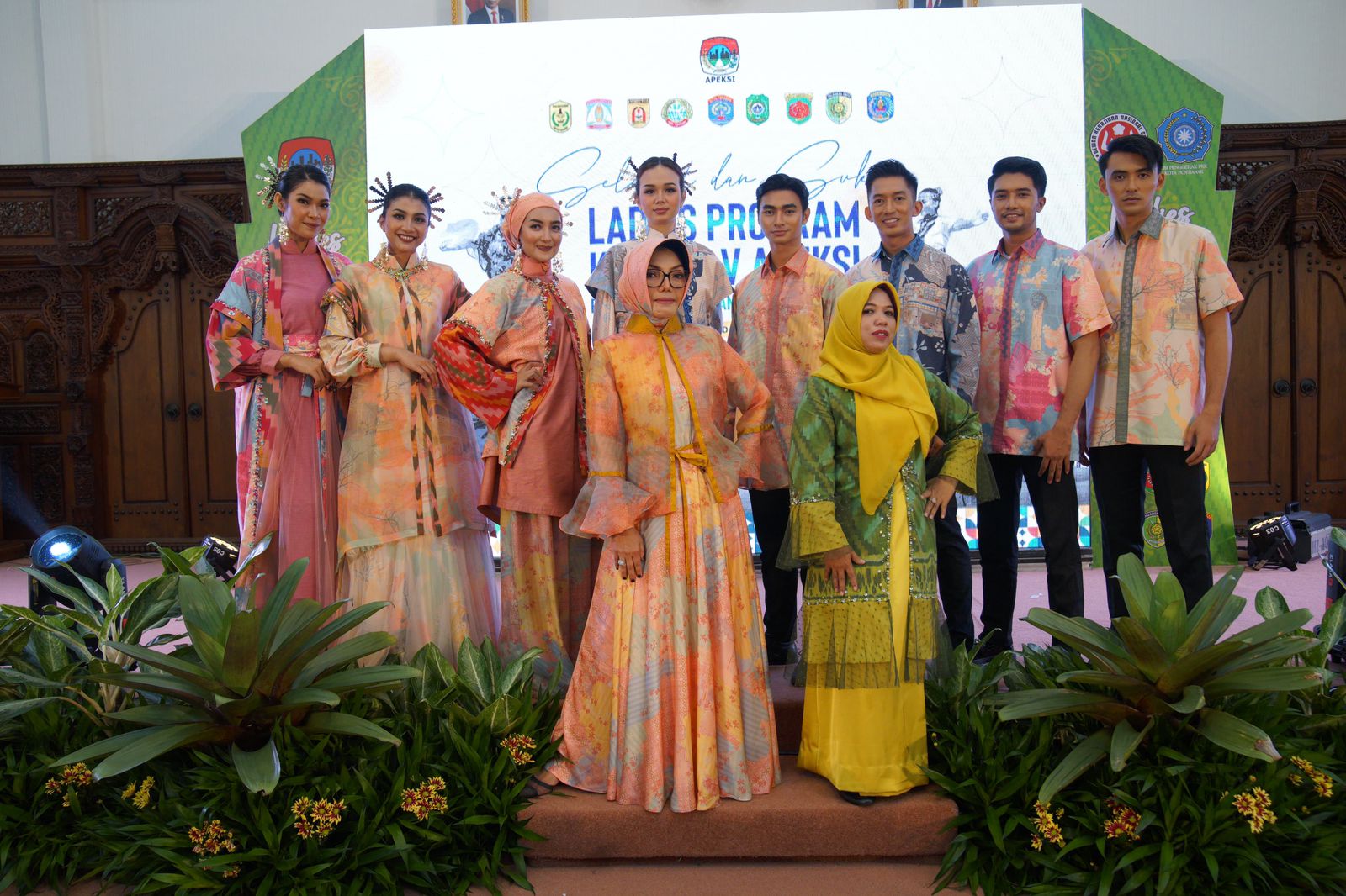 Kota Pontianak tampilkan fashion show dalam Ladies Program Apeksi se-Kalimantan. (Prokopim Pontianak)