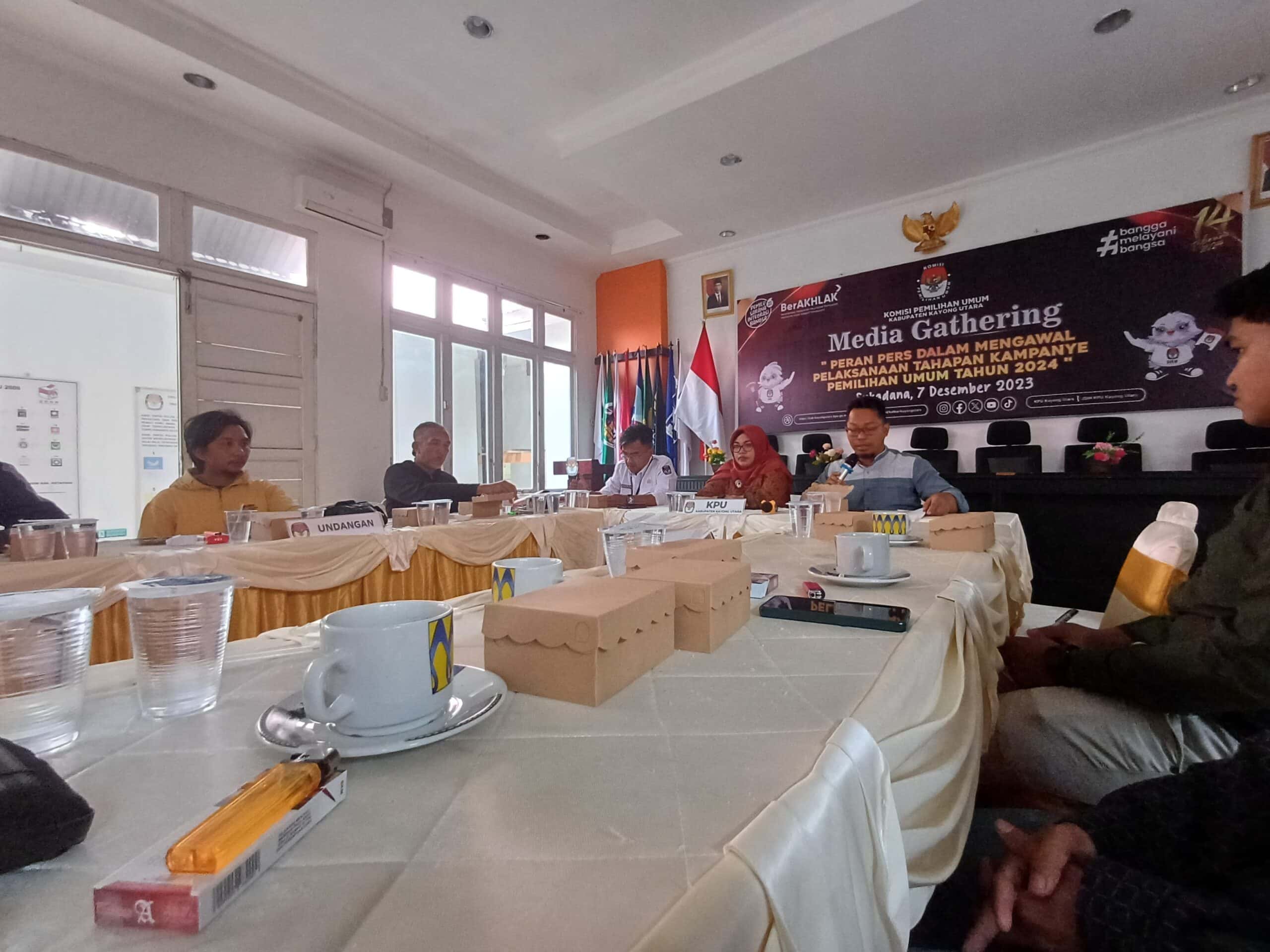 Komisi Pemilihan Umum (KPU) Kayong Utara gelar media gathering dengan Jurnalis Kayong Utara, di ruang rapat KPU Kayong Utara, Kamis, (07/12/2023). (Foto: Santo)