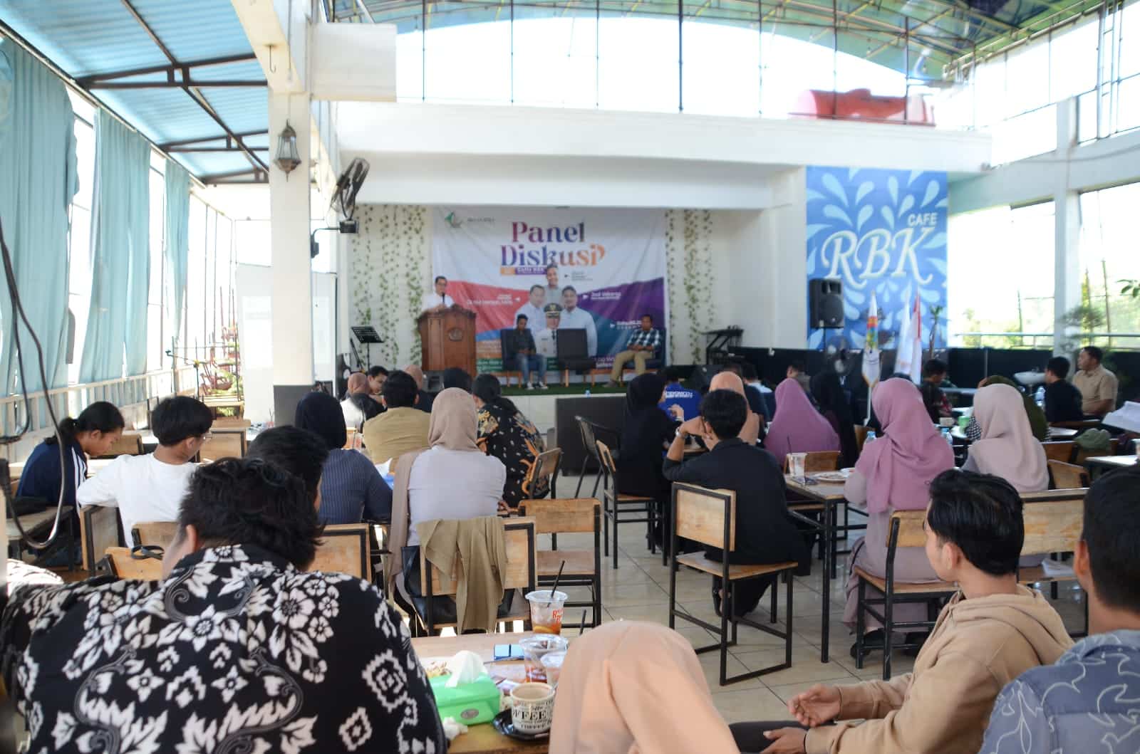 Suasana diskusi bersama Himakatra di Kota Pontianak, Rabu, (06/12/2023). (Foto: Prokopim)