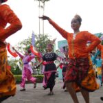 Para pelajar berparade dengan menampilkan berbagai tarian seni dan budaya pada Pekan Kebudayaan Daerah Kota Pontianak. (Foto: Kominfo/Prokopim Pontianak)