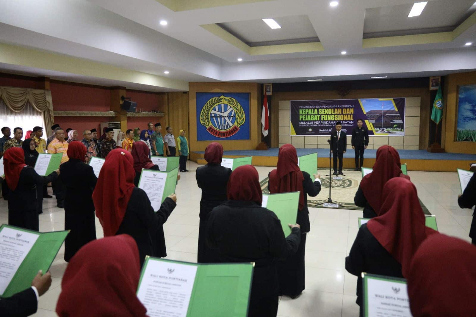Wali Kota Pontianak, Edi Rusdi Kamtono melantik 31 Kepala Sekolah di lingkungan Pemkot  Pontianak. (Foto: Kominfo Pontianak)