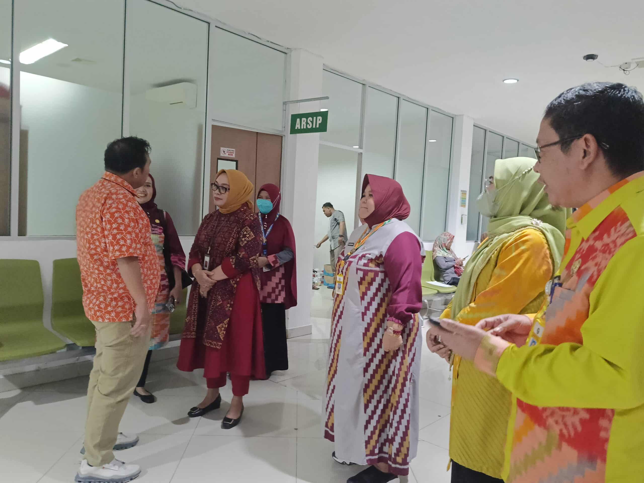 Direktur Pelayanan Kesehatan Rujukan Kementerian Kesehatan Republik Indonesia, Yuliastuti Saripawan mengunjungi RSUD Sultan Syarif Mohamad Alkadrie SSMA Kota Pontianak. (Foto: Humas-PKRS/RSUD-SSMA)