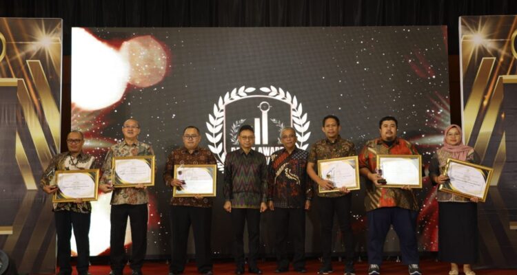 Penyerahan piagam penghargaan Pajak Award 2023 yang diberikan kepada Wajib Pajak Terbaik di Kota Pontianak. (Foto: Kominfo/Prokopim Pontianak)