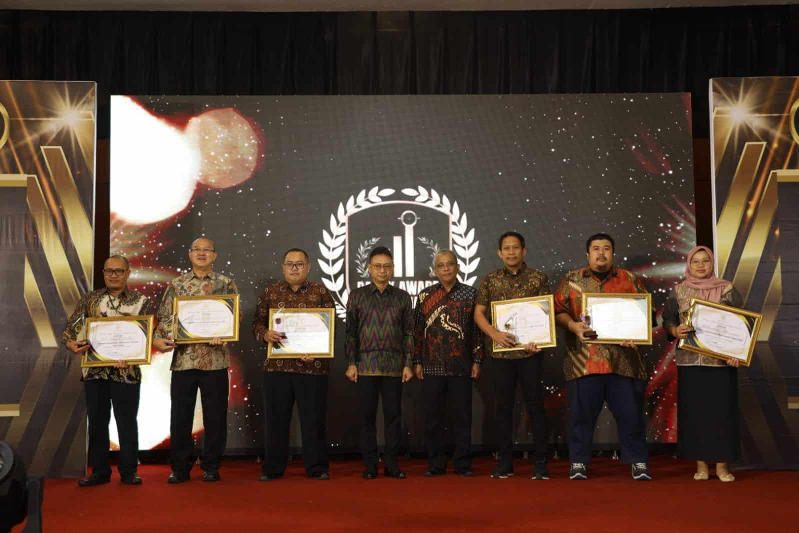 Penyerahan piagam penghargaan Pajak Award 2023 yang diberikan kepada Wajib Pajak Terbaik di Kota Pontianak. (Foto: Kominfo/Prokopim Pontianak)