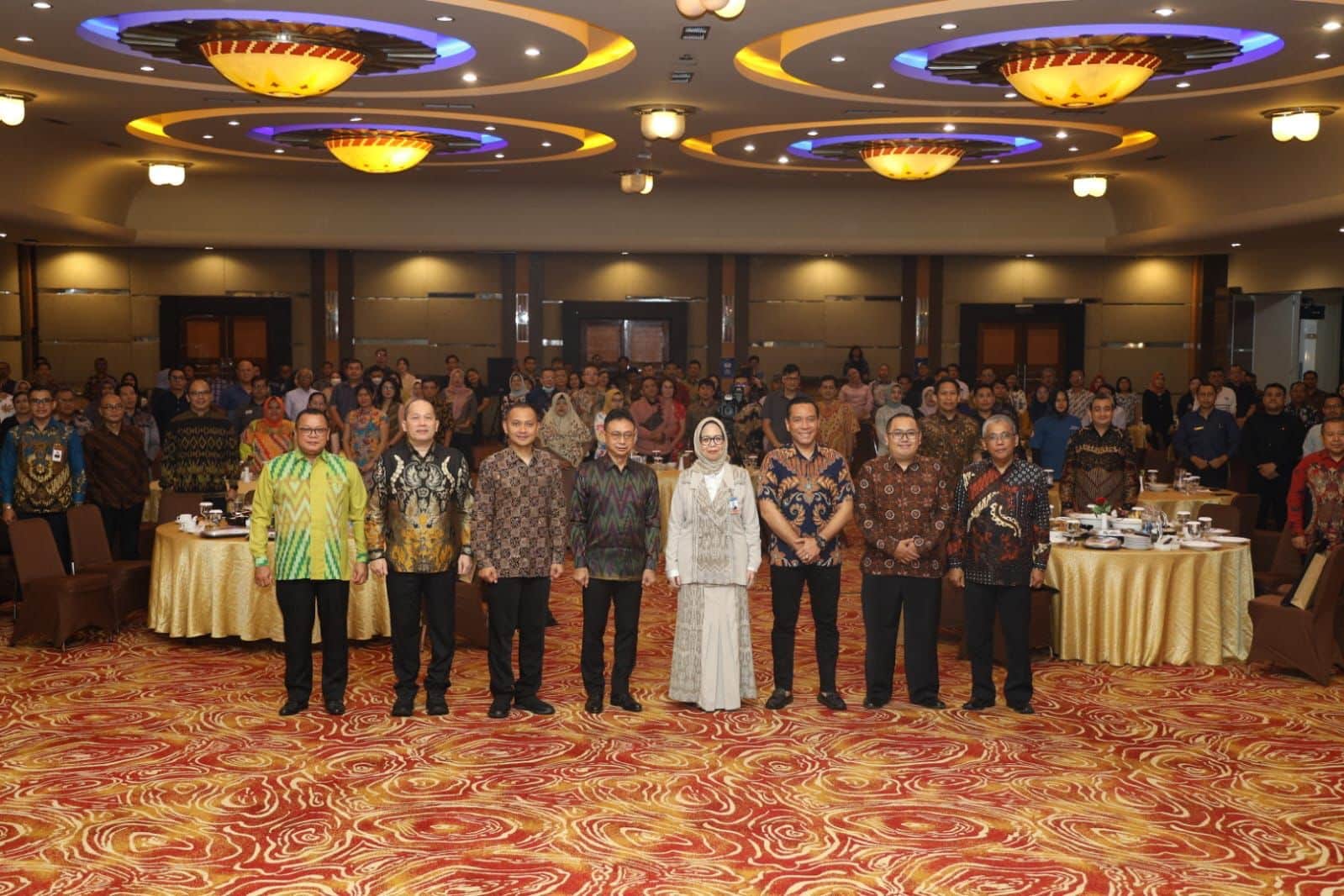 Wali Kota Pontianak, Edi Rusdi Kamtono foto bersama para Wajib Pajak penerima penghargaan Pajak Award 2023. (Foto: Kominfo/Prokopim Pontianak)