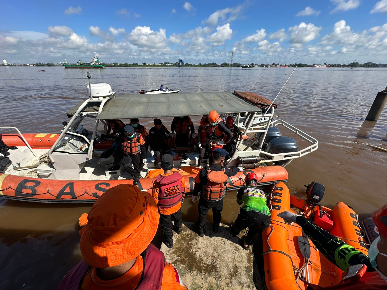 Tim SAR gabungan melakukan evakuasi terhadap jenazah Yadi (27 tahun). (Foto: Tim SAR)