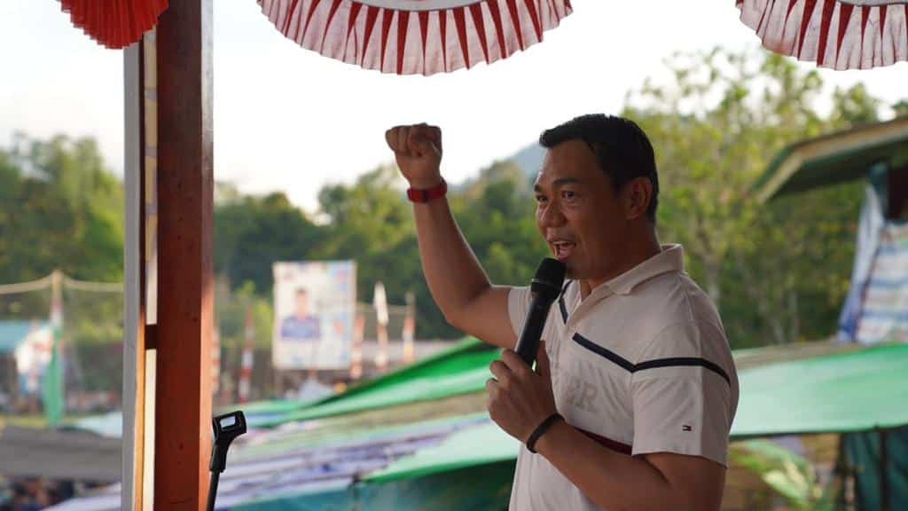 Bupati Kapuas Hulu, Fransiskus Diaan saat menutup turnamen Porty Cup di Desa Temuyuk Bunut Hulu. (Foto: Ishaq)