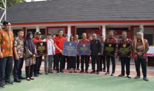 Bupati Kapuas Hulu, Fransiskus Diaan foto bersama di sela-sela meresmikan 10 Gedung SDN Merah Putih. (Foro: Ishaq)