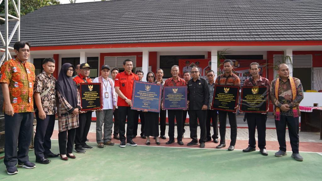 Bupati Kapuas Hulu, Fransiskus Diaan foto bersama di sela-sela meresmikan 10 Gedung SDN Merah Putih. (Foro: Ishaq)