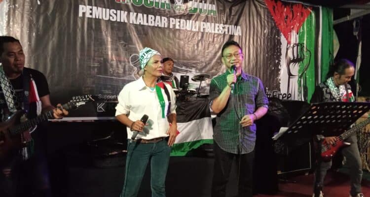 Wali Kota Pontianak, Edi Rusdi Kamtono menyanyikan lagu pada konser bertajuk “Musik dan Doa, Pemusik Kalbar Peduli Palestina”. (Foto: Prokopim Pontianak)