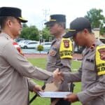 Kapolres Kapuas Hulu, AKBP Hendrawan memberikan penghargaan kepada anggota yang berprestasi. (Foto: Ishaq/KalbarOnline.com)