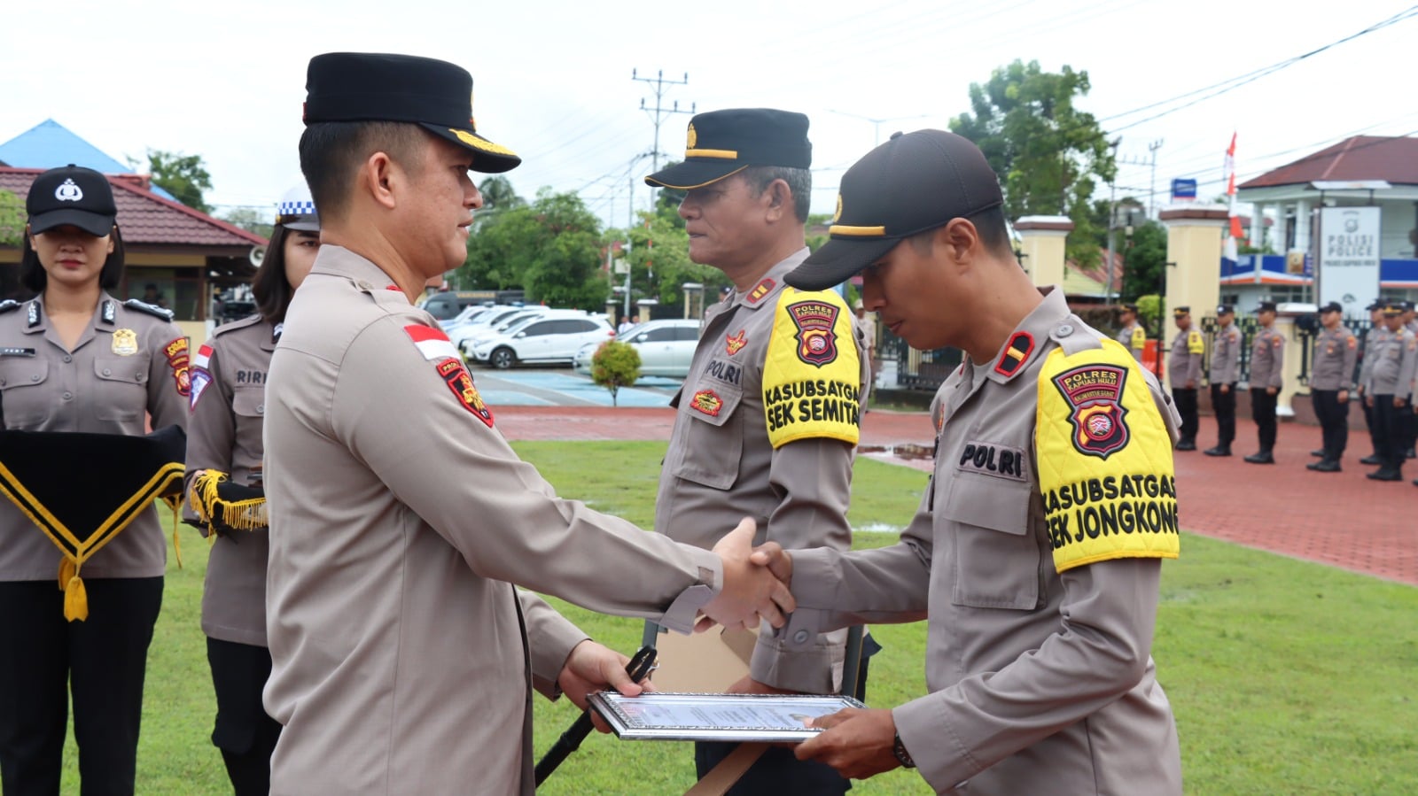 Kapolres Kapuas Hulu, AKBP Hendrawan memberikan penghargaan kepada anggota yang berprestasi. (Foto: Ishaq/KalbarOnline.com)