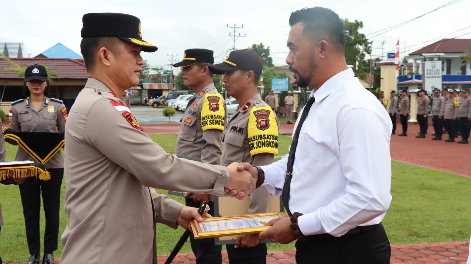 Kapolres Kapuas Hulu, AKBP Hendrawan  memberikan penghargaan kepada anggota yang berprestasi. (Foto: Ishaq/KalbarOnline.com)