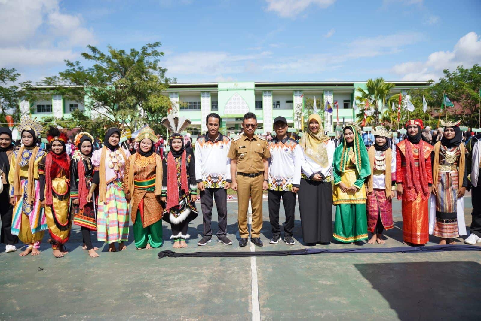 Foto bersama Wali Kota Pontianak Edi Rusdi Kamtono dan para peserta Ajang Kompetisi Seni dan Olahraga Madrasah (Aksioma). (Foto: Kominfo/Prokopim Pontianak)