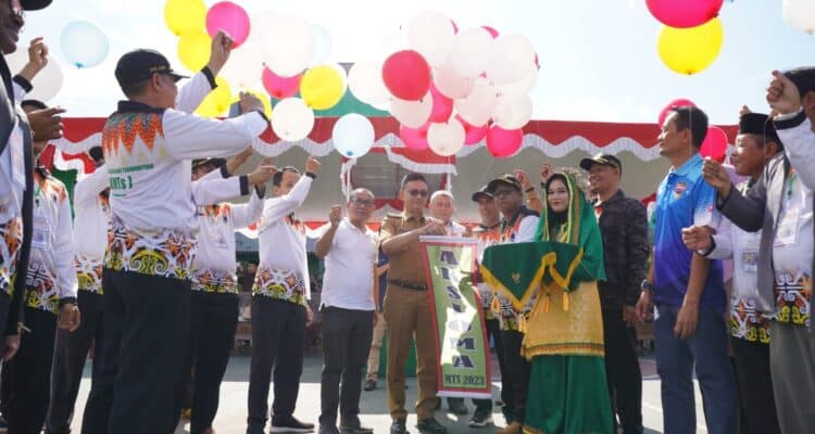 Pelepasan balon menandai dimulainya Ajang Kompetisi Seni dan Olahraga Madrasah (Aksioma). (Foto: Kominfo/Prokopim Pontianak)