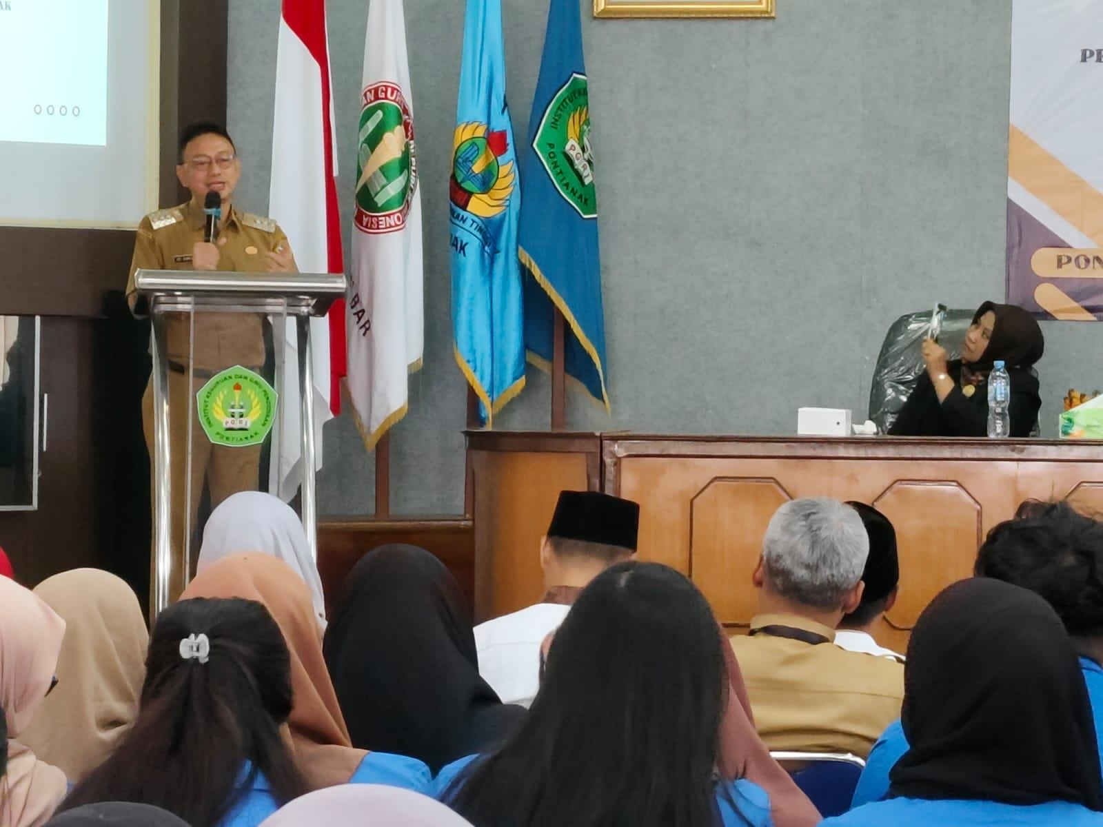 Wali Kota Pontianak, Edi Rusdi Kamtono memberikan sambutan di hadapan para mahasiswa IKIP PGRI Pontianak. (Foto: Prokopim Pontianak)