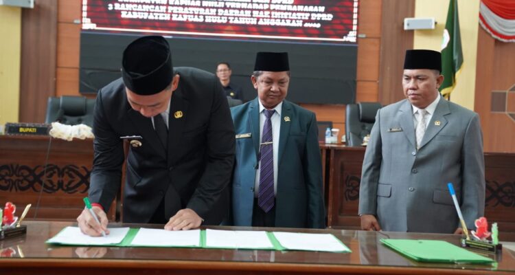 Pengesahan Tiga Perda Pemkab Kapuas Hulu, Rabu (13/12/2023). (Foto: Ishaq/KalbarOnline.com)