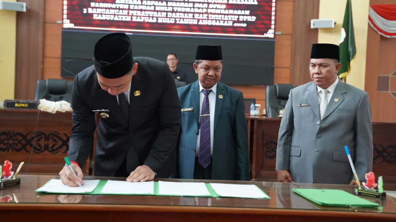 Pengesahan Tiga Perda Pemkab Kapuas Hulu, Rabu (13/12/2023). (Foto: Ishaq/KalbarOnline.com)