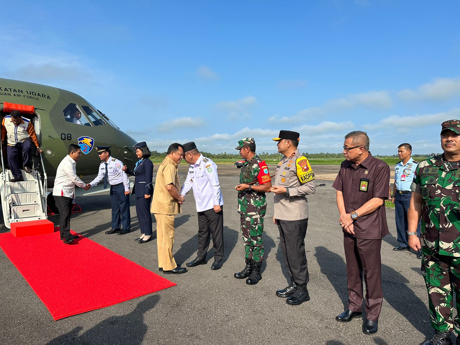 Pj Gubernur Kalbar, Harisson menyambut kedatangan Kepala BNPP, Tito Karnavian. (Foto: Jauhari)
