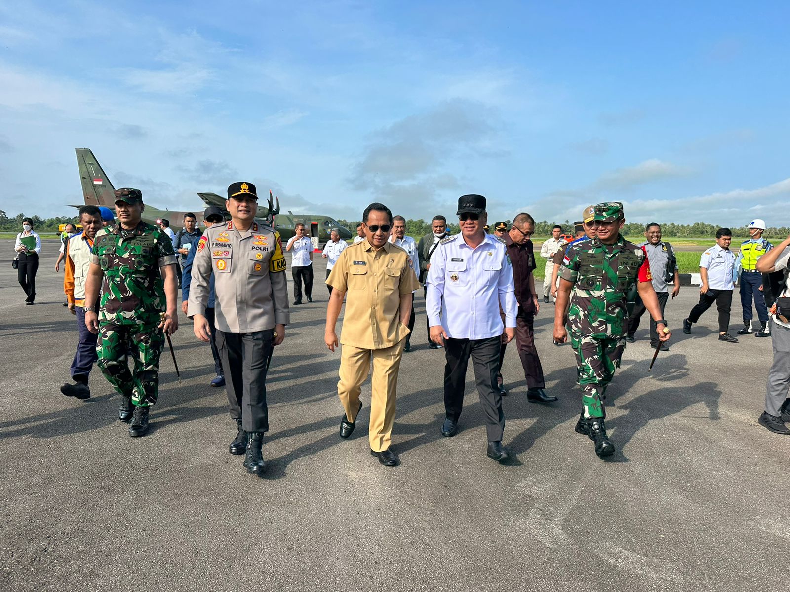 Pj Gubernur Kalbar, Harisson menyambut kedatangan Kepala BNPP, Tito Karnavian. (Foto: Jauhari)