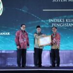 Ketua KASN, Agus Pramusinto menyerahkan piagam penghargaan kepada Sekretaris Daerah (Sekda) Kota Pontianak, Mulyadi. (Foto: Prokopim Pontianak)