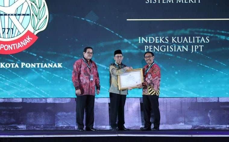 Ketua KASN, Agus Pramusinto menyerahkan piagam penghargaan kepada Sekretaris Daerah (Sekda) Kota Pontianak, Mulyadi. (Foto: Prokopim Pontianak)
