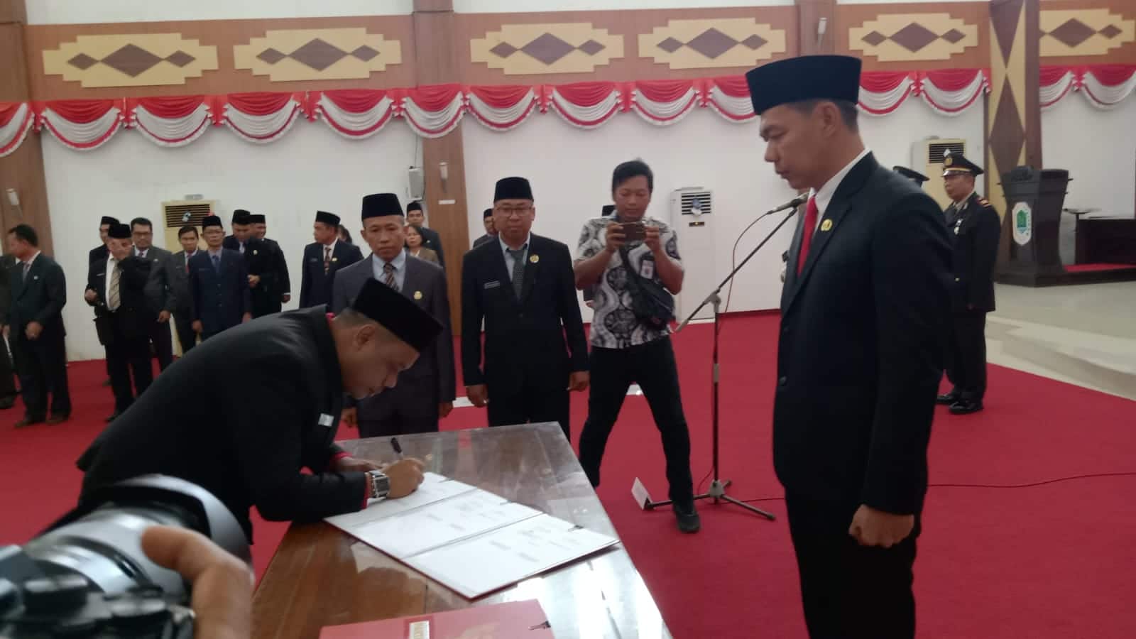 Bupati Kapuas Hulu, Fransiskus Diaan memimpin jalannya pelantikan Pejabat Eselon II Pemkab Kapuas Hulu. (Foto: Ishaq/KalbarOnline.com)