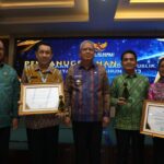 Pemkot Pontianak mendapat penghargaan Keterbukaan Informasi dengan kategori Informatif oleh KI Provinsi Kalimantan Barat. (Foto: Kominfo/Prokopim Pontianak)