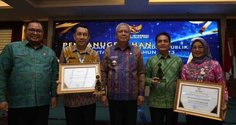 Pemkot Pontianak mendapat penghargaan Keterbukaan Informasi dengan kategori Informatif oleh KI Provinsi Kalimantan Barat. (Foto: Kominfo/Prokopim Pontianak)