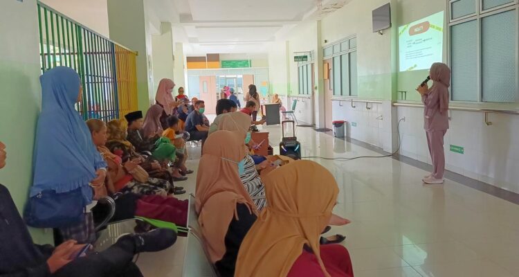 Penyuluhan tentang diare pada anak kepada 20 pasien dan pengunjung di RSUD Sultan Syarif Mohamad Alkadrie (SSMA) Kota Pontianak, Kamis (14/12/2023). (Foto: PKRS-Humas/RSUDSSMA)
