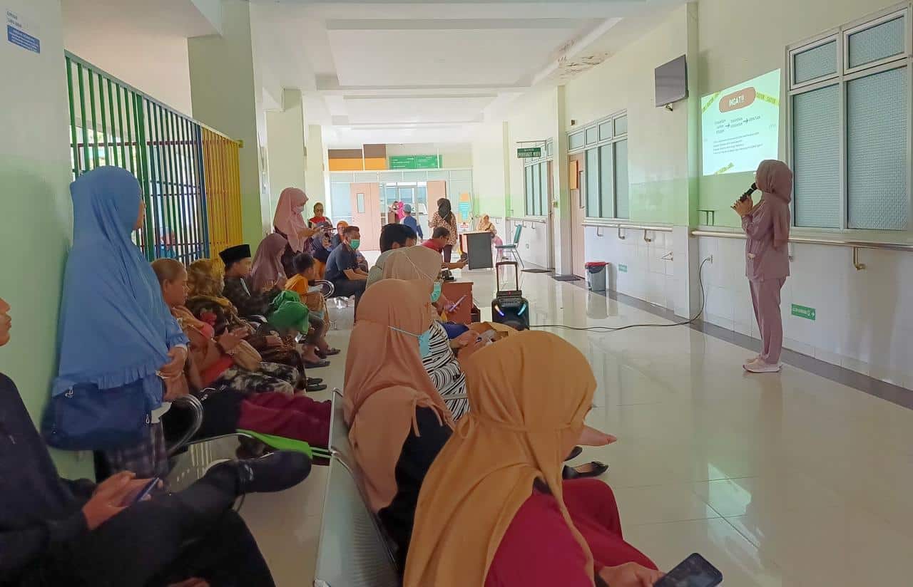 Penyuluhan tentang diare pada anak kepada 20 pasien dan pengunjung di RSUD Sultan Syarif Mohamad Alkadrie (SSMA) Kota Pontianak, Kamis (14/12/2023). (Foto: PKRS-Humas/RSUDSSMA)