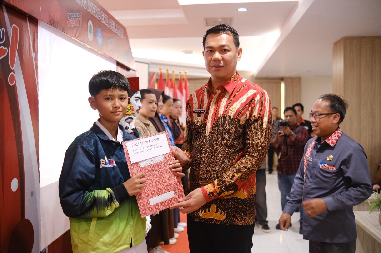 Bupati Kapuas Hulu, Fransiskus Diaan foto bersama di sela-sela me-launching program merdeka belajar. (Foto: Ishaq/KalbarOnline.com)