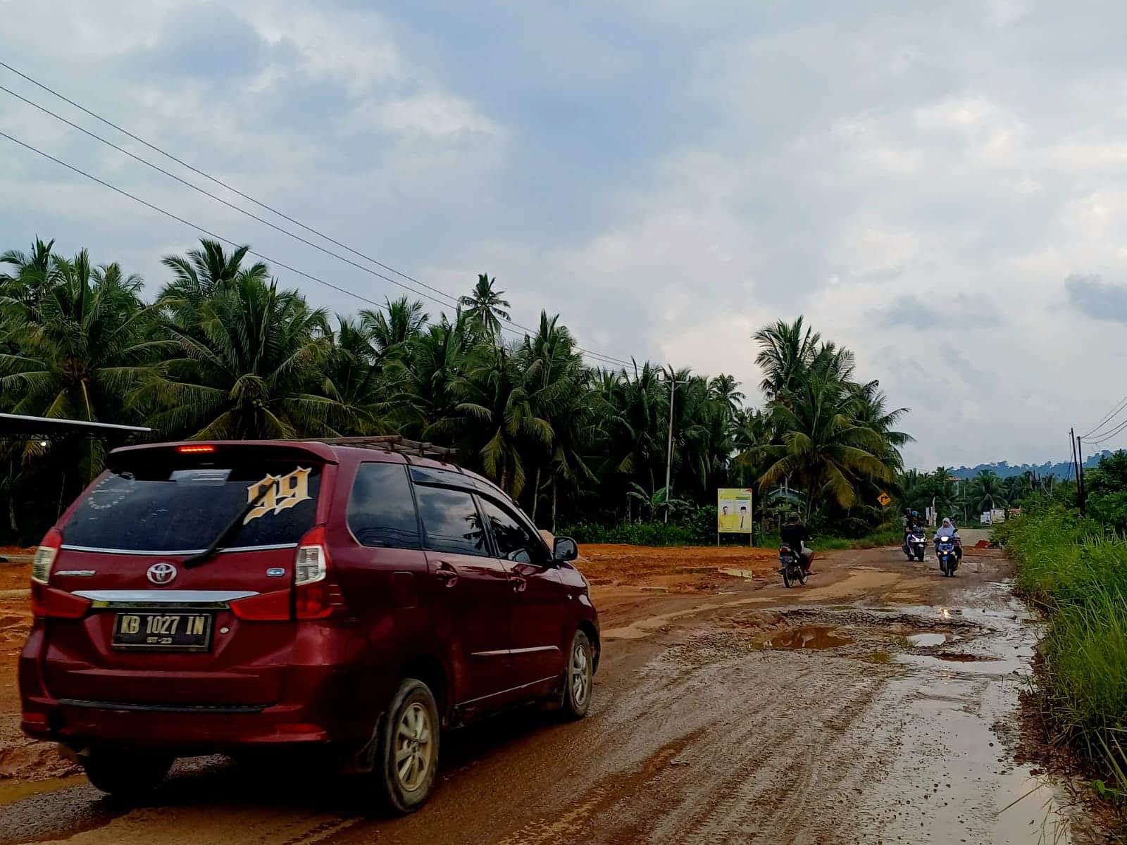 Kondisi jalan poros Desa Rantau Panjang, Kecamatan Simpang Hilir, Kabupaten Kayong Utara. (Foto: Santo)