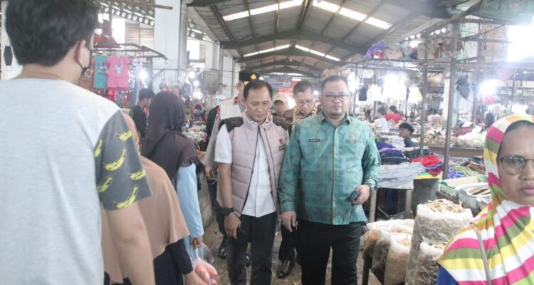 Bersama Tim Bareskrim Polri, PJ Sekda Kalbar Tinjau Ketersediaan dan Harga Sembako di Pasar Flamboyan 2